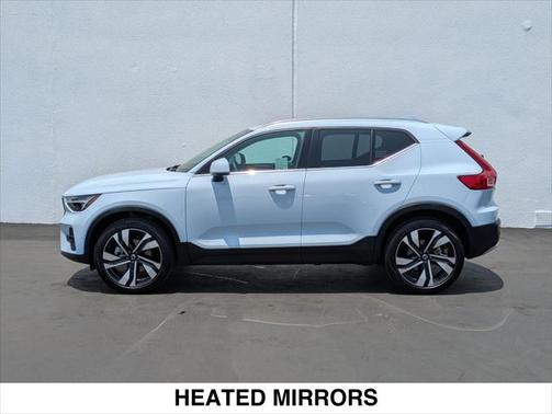 2025 Volvo XC40 B5 Plus Bright Theme