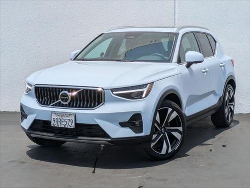 2025 Volvo XC40 B5 Plus Bright Theme
