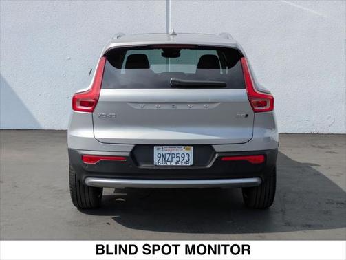 2025 Volvo XC40 B5 Ultra Bright Theme