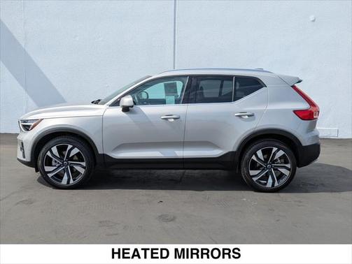 2025 Volvo XC40 B5 Ultra Bright Theme