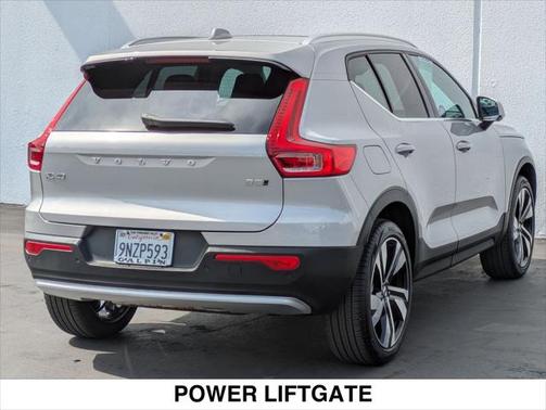 2025 Volvo XC40 B5 Ultra Bright Theme