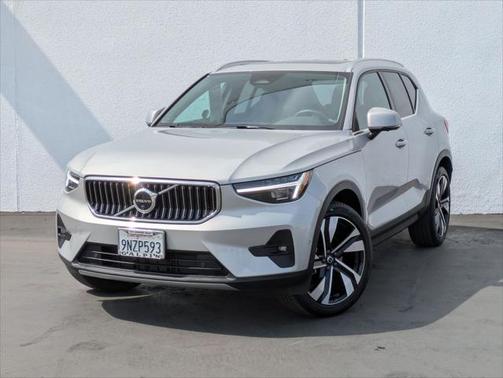 2025 Volvo XC40 B5 Ultra Bright Theme