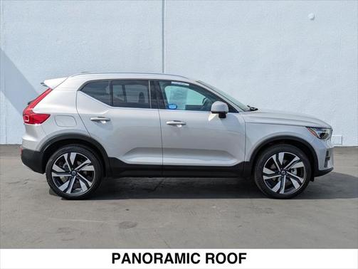 2025 Volvo XC40 B5 Ultra Bright Theme