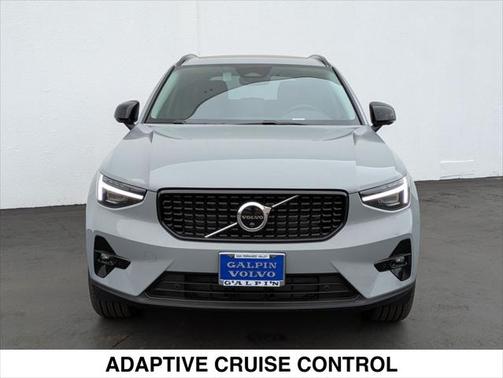 2025 Volvo XC40 B5 Ultra Dark Theme