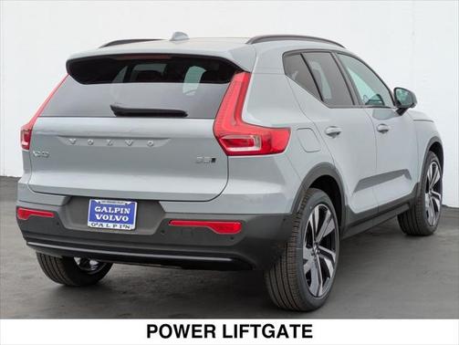 2025 Volvo XC40 B5 Ultra Dark Theme