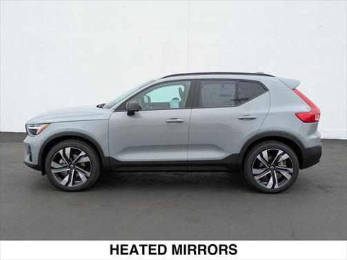 2025 Volvo XC40 B5 Ultra Dark Theme
