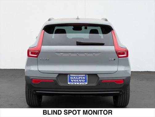 2025 Volvo XC40 B5 Ultra Dark Theme