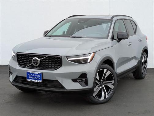 2025 Volvo XC40 B5 Ultra Dark Theme
