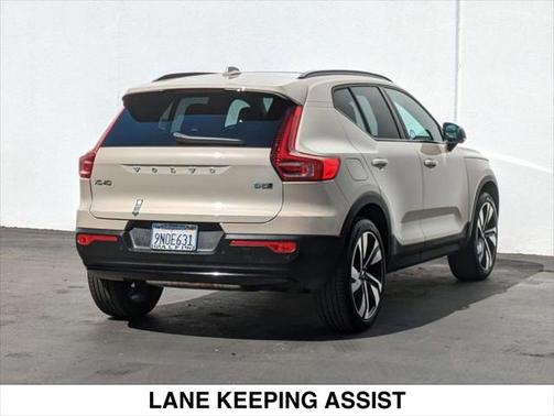 2025 Volvo XC40 B5 Plus Dark Theme