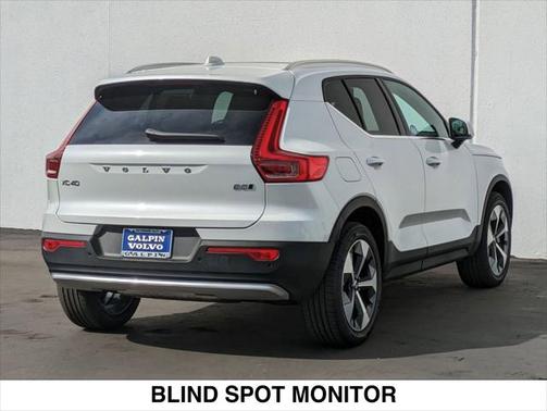 2025 Volvo XC40 B5 Core Bright Theme