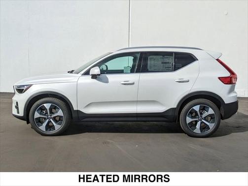 2025 Volvo XC40 B5 Core Bright Theme