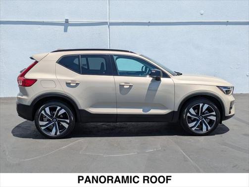 2025 Volvo XC40 B5 Plus Dark Theme