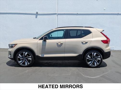 2025 Volvo XC40 B5 Plus Dark Theme