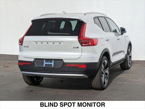 2025 Volvo XC40 B5 Plus Bright Theme