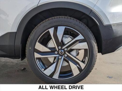2025 Volvo XC40 B5 Plus Bright Theme