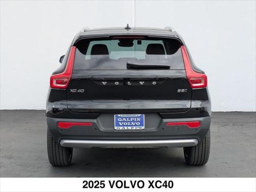 2025 Volvo XC40 B5 Ultra Bright Theme