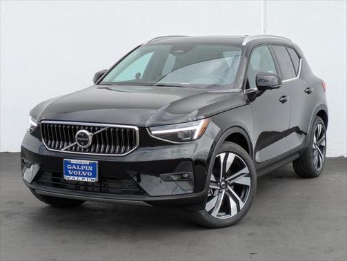 2025 Volvo XC40 B5 Ultra Bright Theme