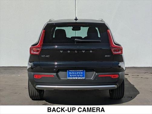 2025 Volvo XC40 B5 Core Bright Theme