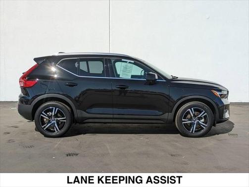 2025 Volvo XC40 B5 Core Bright Theme