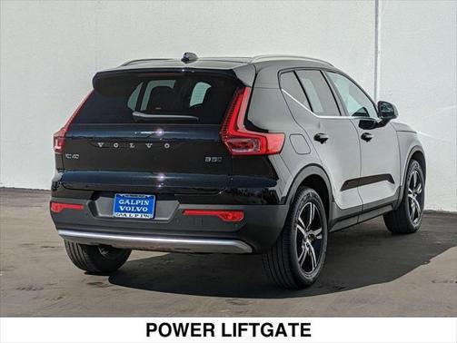 2025 Volvo XC40 B5 Core Bright Theme