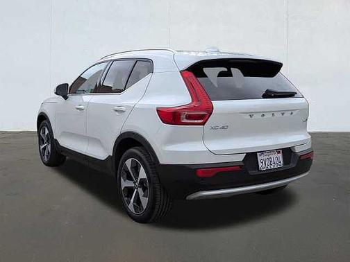 Crystal White 2025 Volvo XC40 Core