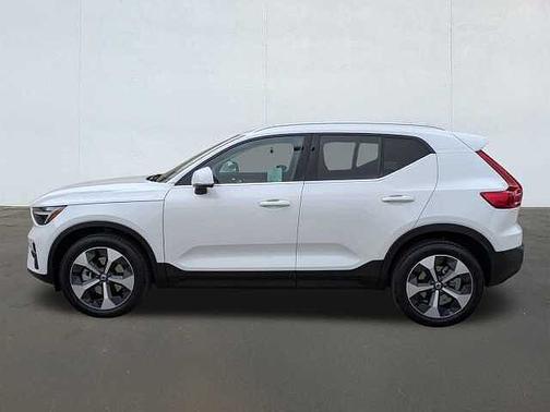 Crystal White 2025 Volvo XC40 Core