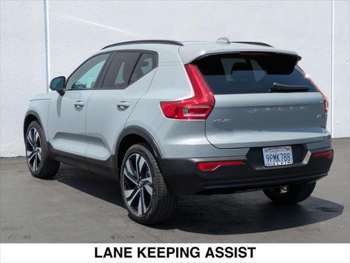 2025 Volvo XC40 B5 Plus Dark Theme