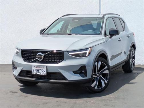 2025 Volvo XC40 B5 Plus Dark Theme