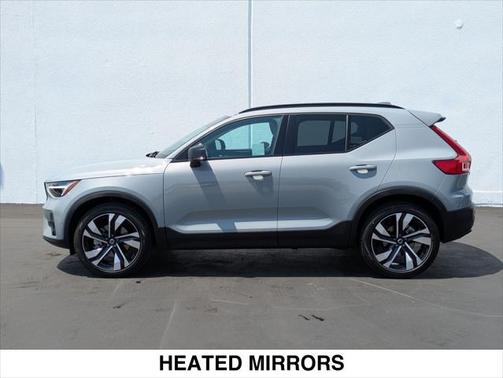 2025 Volvo XC40 B5 Plus Dark Theme