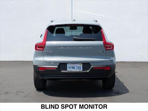 2025 Volvo XC40 B5 Plus Dark Theme