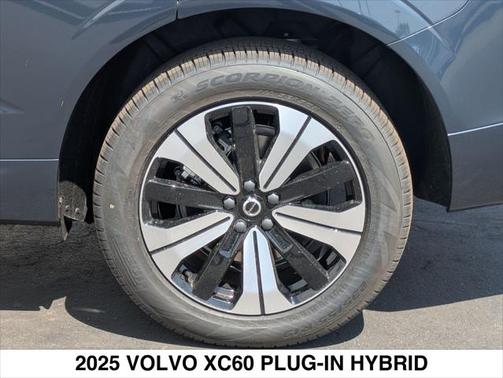 2025 Volvo XC60 Plug-In Hybrid T8 Plus