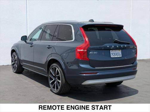 2022 Volvo XC90 T6 Momentum