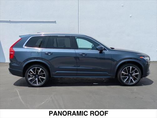 2022 Volvo XC90 T6 Momentum