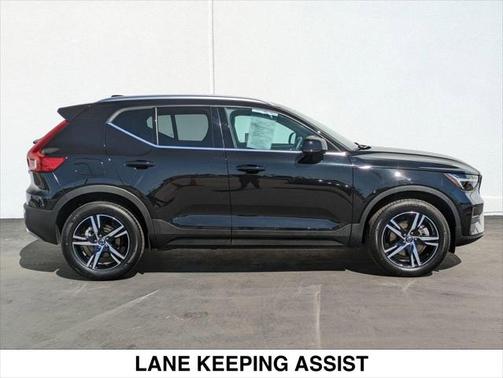 2025 Volvo XC40 B5 Core Bright Theme