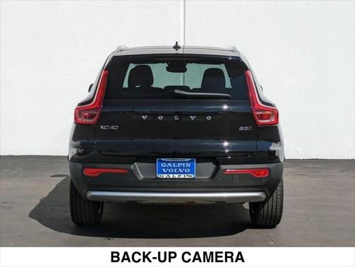 2025 Volvo XC40 B5 Core Bright Theme