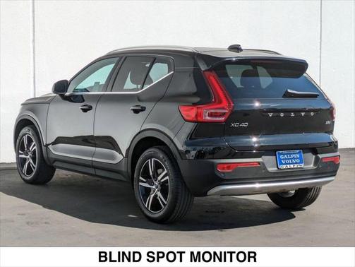 2025 Volvo XC40 B5 Core Bright Theme