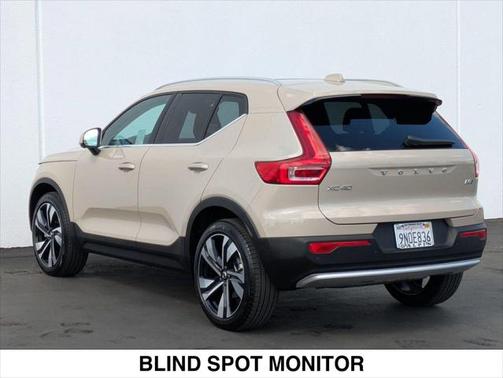 2025 Volvo XC40 B5 Plus Bright Theme