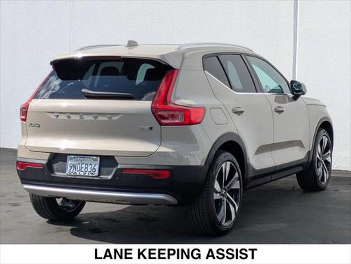 2025 Volvo XC40 B5 Plus Bright Theme