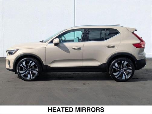 2025 Volvo XC40 B5 Plus Bright Theme