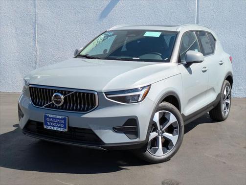 2025 Volvo XC40 B5 Core Bright Theme
