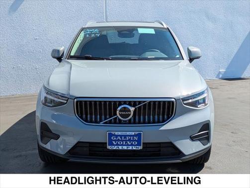 2025 Volvo XC40 B5 Core Bright Theme