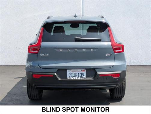2023 Volvo XC40 B5 Ultimate Dark Theme