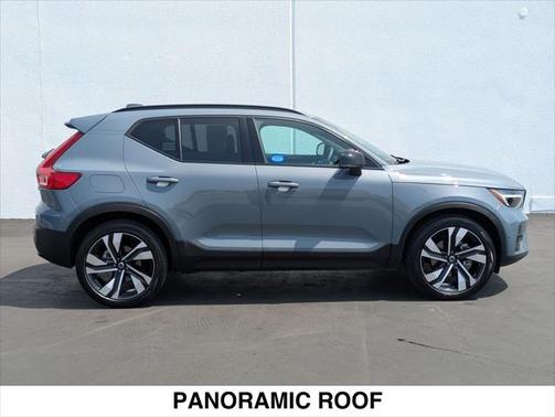 2023 Volvo XC40 B5 Ultimate Dark Theme