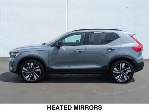 2023 Volvo XC40 B5 Ultimate Dark Theme