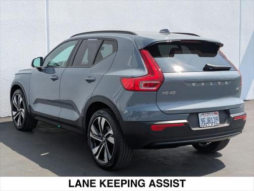 2023 Volvo XC40 B5 Ultimate Dark Theme