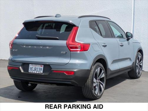 2023 Volvo XC40 B5 Ultimate Dark Theme