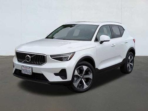 2025 Volvo XC40 Core
