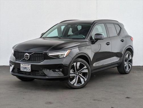 2024 Volvo XC40 B5 Plus Dark Theme