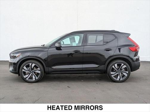 2024 Volvo XC40 B5 Plus Dark Theme