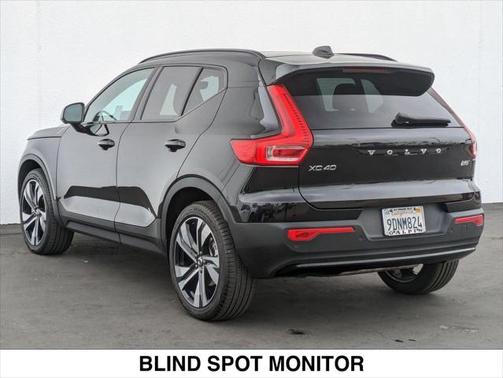 2024 Volvo XC40 B5 Plus Dark Theme